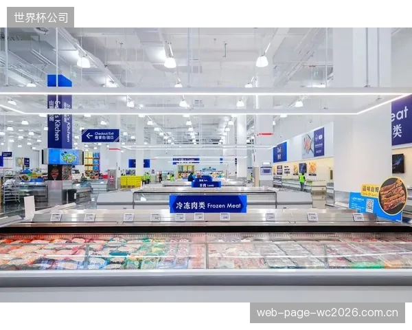 门店热衷于宣传环保再生材料，却有意屏蔽了其背后由“快时尚”驱动的、鼓励过度消费的商业模式